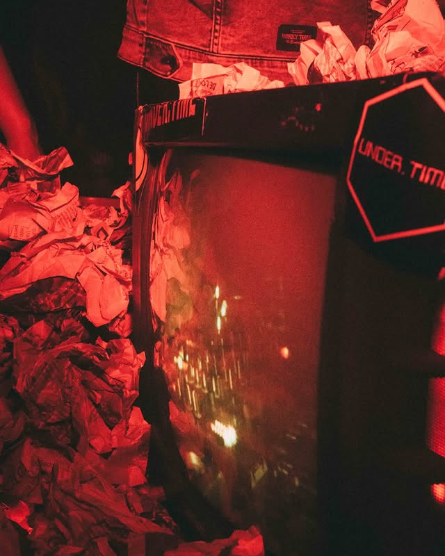 Instalación con un tv antiguo en el ciclo Under Time en Feuer, Rosario.