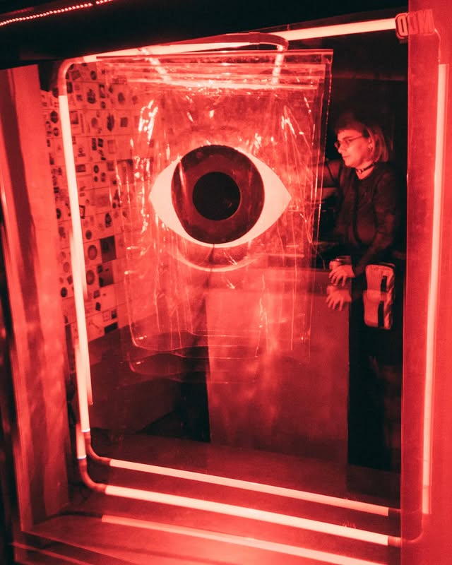 Instalación con luces en la ventana de feuer, ciculo Under Time.