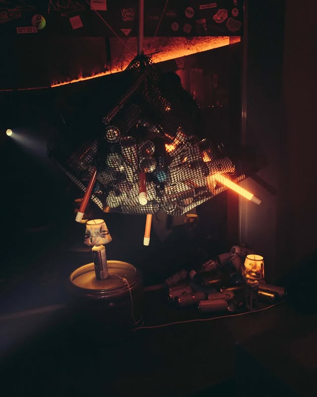 Instalación artística por 337 gato en Under Time, Feuer.